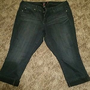Torrid Size 22 dark wash capri